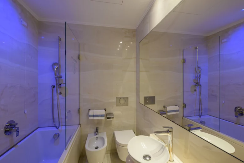 bagno luce blu con vasca doccia bidet water lavandino specchio
