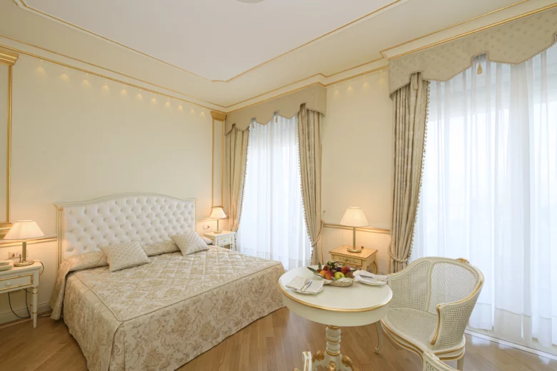 junior suite Junior Suites letto poltrona tavolo