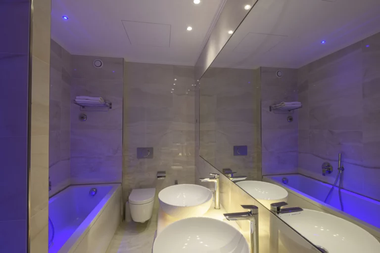 bagno luce blu con vasca water lavandini specchio