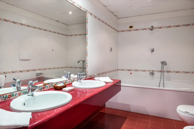 bagno rosso con lavandini vasca specchio grande