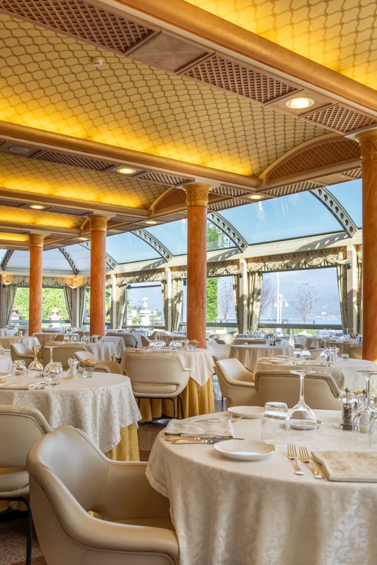 ristorante tipico e raffinato con vista lago maggiore "La Veranda" hotel astoria stresa